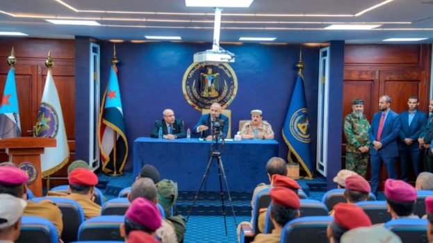 الرئيس عيدروس الزُبيدي يرأس اجتماعاً موسعاً بالقادة العسكريين والأمنيين الجنوبيين