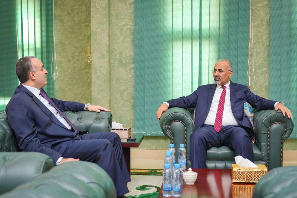 الرئيس عيدروس الزُبيدي يشدد على ضبط العملية الإيرادية وتوريد الموارد إلى البنك المركزي