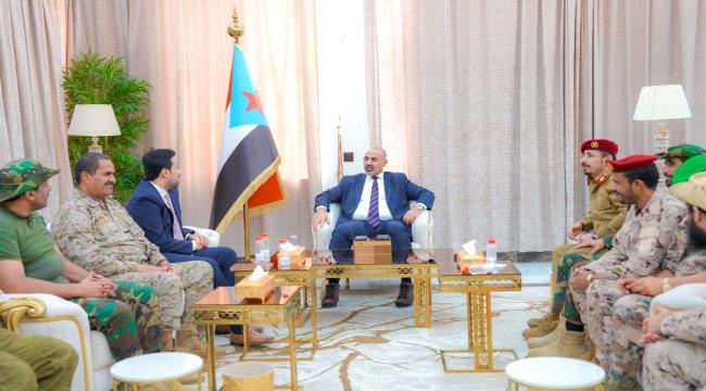 الرئيس عيدروس الزُبيدي يرأس اجتماعًا بقيادة قوات دفاع شبوة