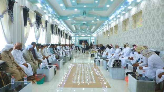 محافظ المهرة يترأس اجتماعًا موسعًا للوجهاء والشيوخ ويؤكد المضي في بسط الأمن وسيادة القانون