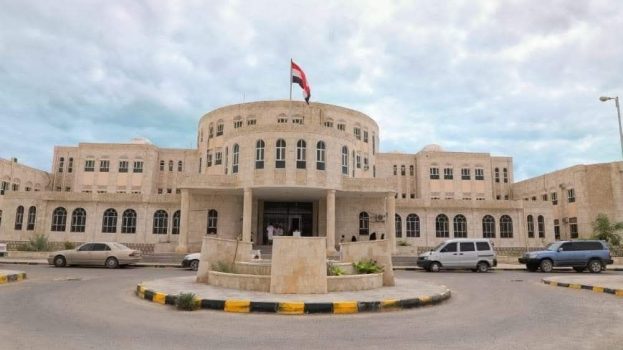 السلطة المحلية بالمهرة: تؤكد أن التعامل مع قضية الزايدي تم وفق الضوابط القانونية.. وتؤكد المضي في ملاحقة المتورطين بإراقة الدماء