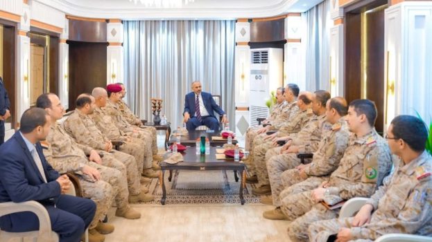 الرئيس الزُبيدي يترأس اجتماعًا لرئاسة هيئة الأركان العامة وعدد من هيئات ودوائر وزارة الدفاع