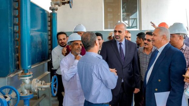 الرئيس الزُبيدي يتفقد سير الأعمال الجارية لإعادة تشغيل مصافي عدن