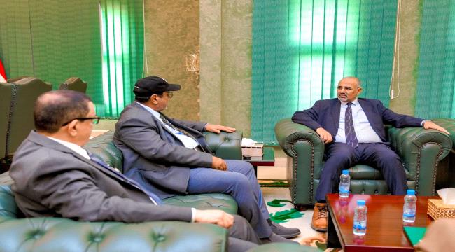 الرئيس الزُبيدي يلتقي قيادة قطاع الطيران ويؤكد دعم جهود إعادة بناء القطاع وتطويره