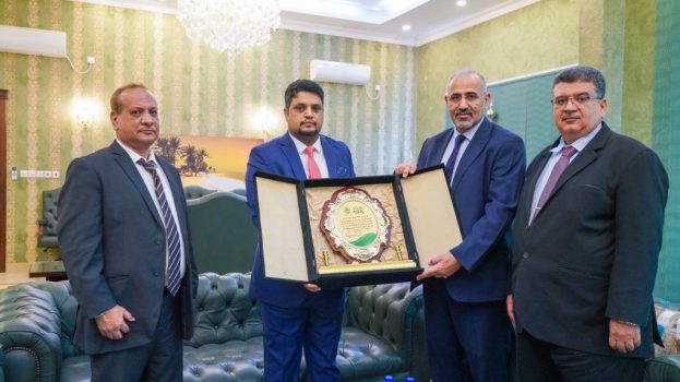 الرئيس الزُبيدي يطّلع على جهود قيادة جامعة المهرة في تطوير التعليم الأكاديمي بالمحافظة