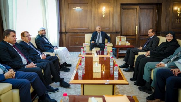 الرئيس الزُبيدي يوجّه بسرعة فتح محاكم العاصمة عدن وحل مطالب نادي القضاة وفقا للقانون