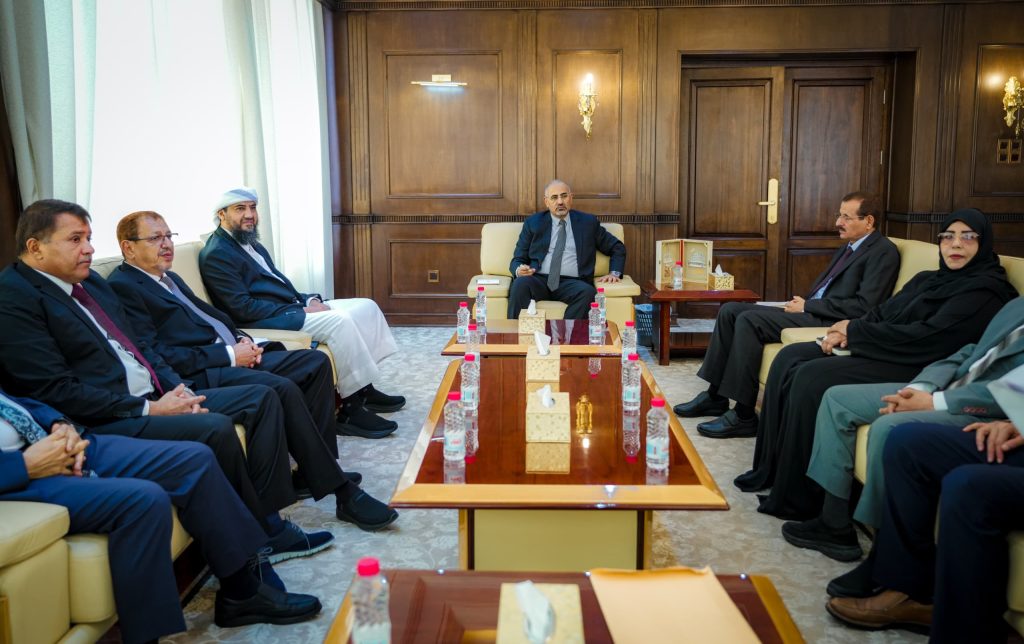 الرئيس الزُبيدي يوجّه بسرعة فتح محاكم العاصمة عدن وحل مطالب نادي القضاة وفقا للقانون