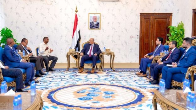 الرئيس الزُبيدي يُحذر من تنامي التخادم بين مليشيا الحوثي وحركة الشباب الصومالية وتنظيم القاعدة