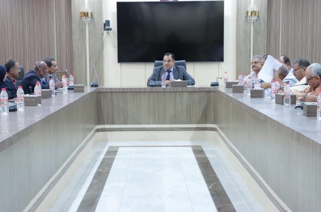 وزير الزراعة والاسماك يرأس اجتماعا موسعا للقطاعات المالية والإيرادية