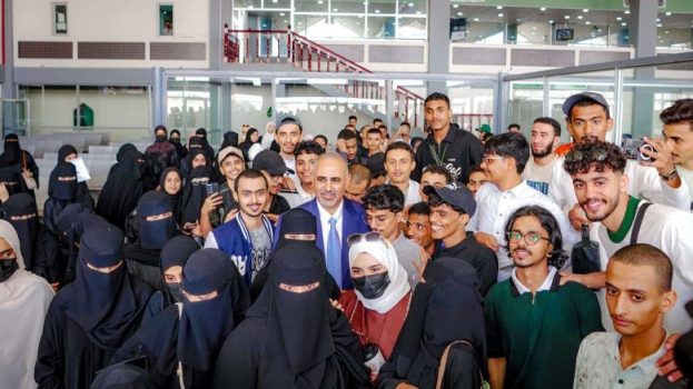 الرئيس الزُبيدي يودّع طلاب المنحة الدراسية الإماراتية إلى أبوظبي ويحثهم على التميز العلمي