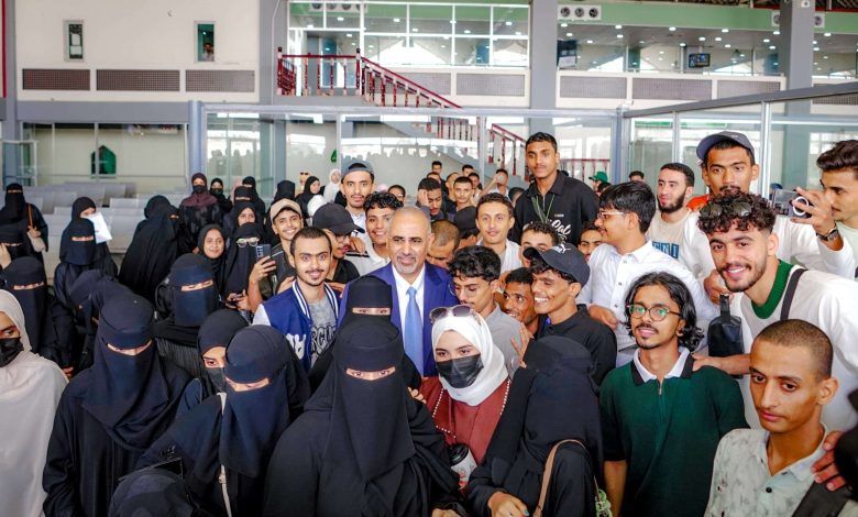 الرئيس الزُبيدي يودّع طلاب المنحة الدراسية الإماراتية إلى أبوظبي ويحثهم على التميز العلمي