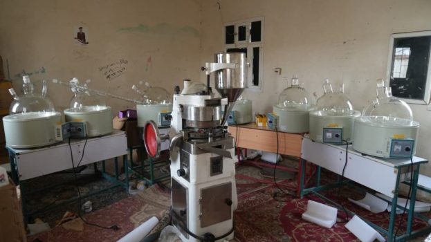 أمن محافظة المهرة يحبط محاولة إنشاء مصنع لإنتاج المخدرات الصناعية