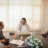 فريق التوجيه والرقابة الرئاسي يناقش مع بن محيسين أوضاع مشاريع مياه الريف في محافظة المهرة