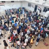 شرطة المهرة تضبط شبكات تهريب المهاجرين غير الشرعيين وترحّل أكثر من 406 مهاجرًا في حملة واسعة بشحن