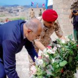 الرئيس عيدروس الزُبيدي يضع إكليلا من الزهور على نصب الشهيد لبوزة ويزور منصة الشهداء في ردفان