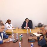 نائب وزير المياه والبيئة يلتقي مدراء فروع المؤسسة العامة للمياه والصرف الصحي في المهرة ويؤكد دعم الوزارة لتعزيز كفاءة الخدمات