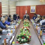 محافظ المهرة ونائب وزير المياه والبيئة يناقشان تعزيز خدمات المياه والصرف الصحي في المحافظة