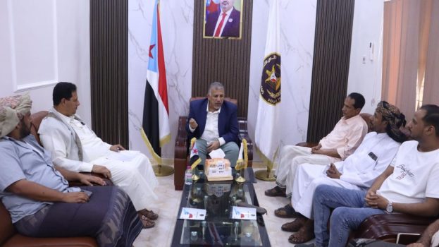 فريق التوجيه والرقابة الرئاسي يلتقي مدير عام هيئة مياه الريف بالمهرة