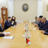 الرئيس الزُبيدي يصل موسكو ويلتقي وزير خارجية روسيا الاتحادية