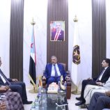 الجعري يناقش مع نائبي وزارتي المياه والبيئة والإدارة المحلية أوضاع الخدمات في محافظة المهرة
