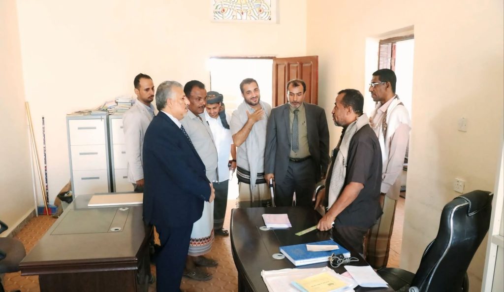 فريق التوجيه والرقابة الرئاسي ومدير عام مديرية الغيضة يزوران مكتب الواجبات الزكوية بالمديرية للاطلاع على سير العمل والتحديات