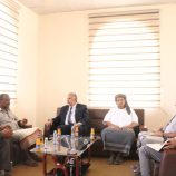 فريق التوجيه والرقابة الرئاسي يلتقي بمدير عام مديرية الغيضة لبحث سُبل تعزيز العمل الإداري والخدمي
