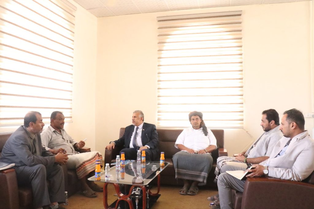 فريق التوجيه والرقابة الرئاسي يلتقي بمدير عام مديرية الغيضة لبحث سُبل تعزيز العمل الإداري والخدمي