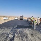 مؤسسة الطرق والجسور بالمهرة تنفذ أعمال إعادة سفلتة في وادي مشط وضبوت بتمويل ومساهمة من الشركات المحلية