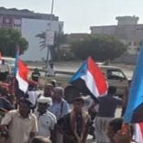 حشود غاضبة في المكلا تطالب برحيل محافظ حضرموت سالم الخنبشي