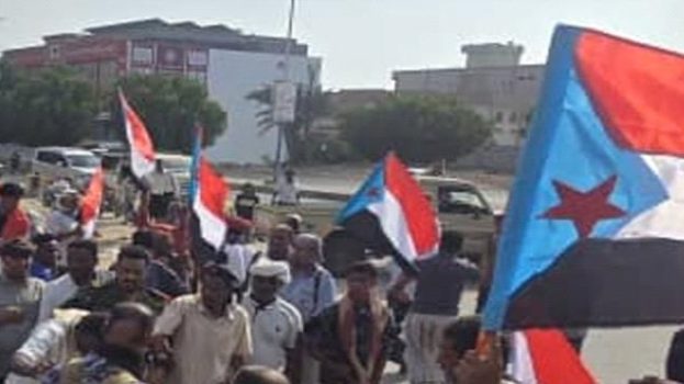 حشود غاضبة في المكلا تطالب برحيل محافظ حضرموت سالم الخنبشي