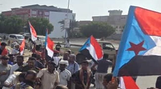 حشود غاضبة في المكلا تطالب برحيل محافظ حضرموت سالم الخنبشي