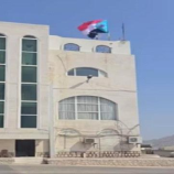 رفع علم الجنوب فوق مبنى محافظة حضرموت بمدينة المكلا
