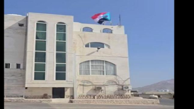 رفع علم الجنوب فوق مبنى محافظة حضرموت بمدينة المكلا