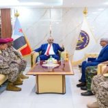 الرئيس عيدروس الزُبيدي يطّلع على الأوضاع العسكرية الأمنية في سقطرى ويشيد بحالة الاستقرار التي تعيشها المحافظة