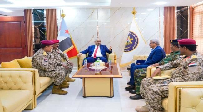 الرئيس عيدروس الزُبيدي يطّلع على الأوضاع العسكرية الأمنية في سقطرى ويشيد بحالة الاستقرار التي تعيشها المحافظة