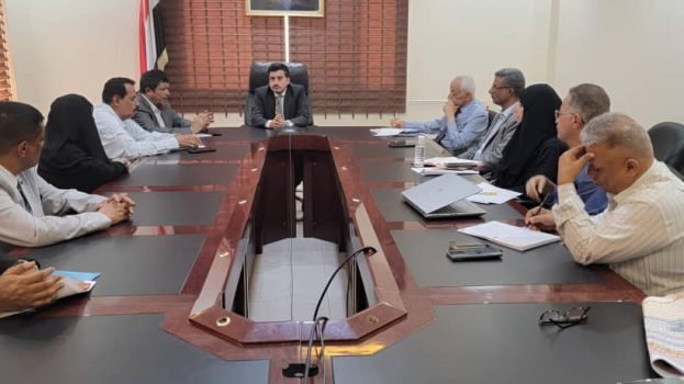 نائب وزير المياه والبيئة يناقش مع أمين عام محلي المهرة أوضاع قطاع المياه والبيئة في المحافظة