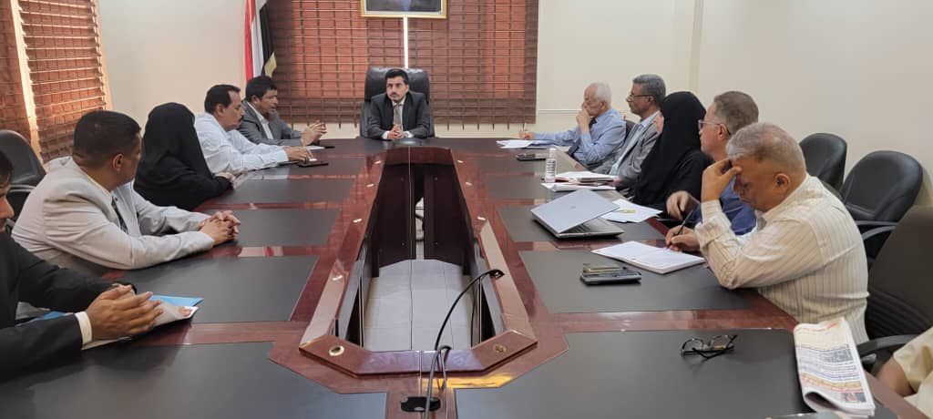 نائب وزير المياه والبيئة يناقش مع أمين عام محلي المهرة أوضاع قطاع المياه والبيئة في المحافظة