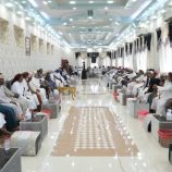 محافظ المهرة بن ياسر يعقد لقاءً تشاوريًا مع الشيوخ والأعيان لتعزيز التهدئة والحفاظ على الاستقرار