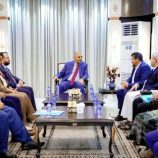 الرئيس الزُبيدي يستقبل وفداً من أبناء المهرة ويجدد دعمه لتمكين أبناء المحافظة من إدارة شؤونهم