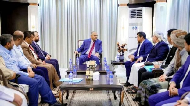 الرئيس الزُبيدي يستقبل وفداً من أبناء المهرة ويجدد دعمه لتمكين أبناء المحافظة من إدارة شؤونهم