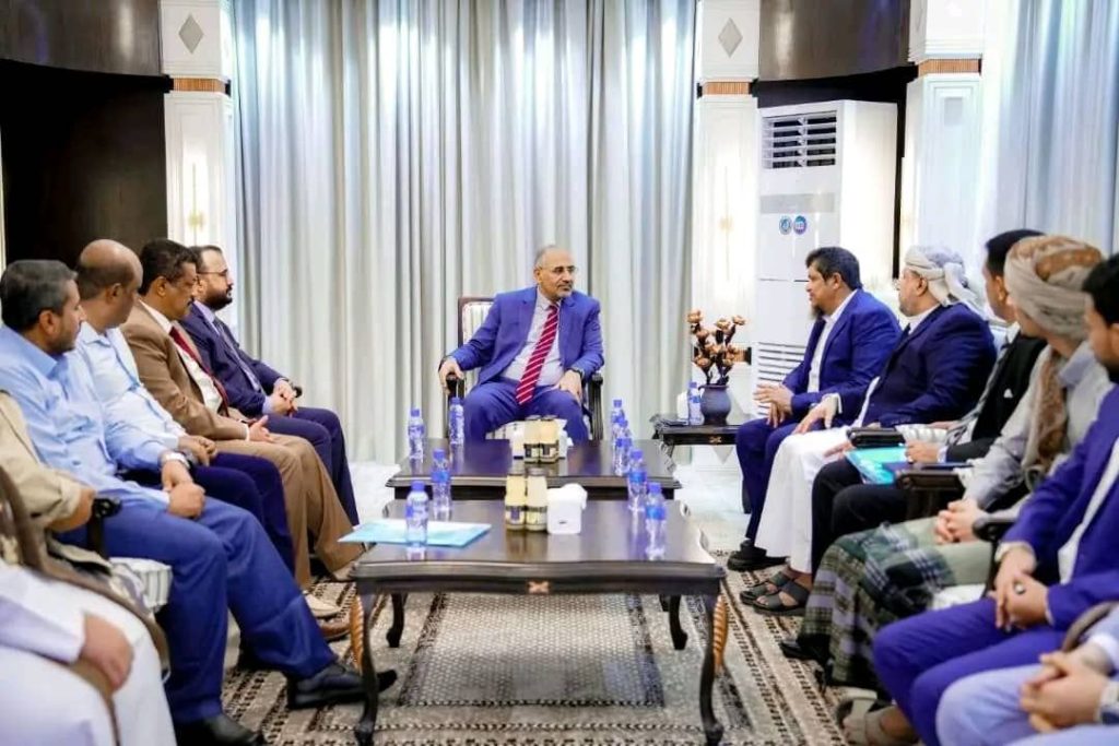 الرئيس الزُبيدي يستقبل وفداً من أبناء المهرة ويجدد دعمه لتمكين أبناء المحافظة من إدارة شؤونهم