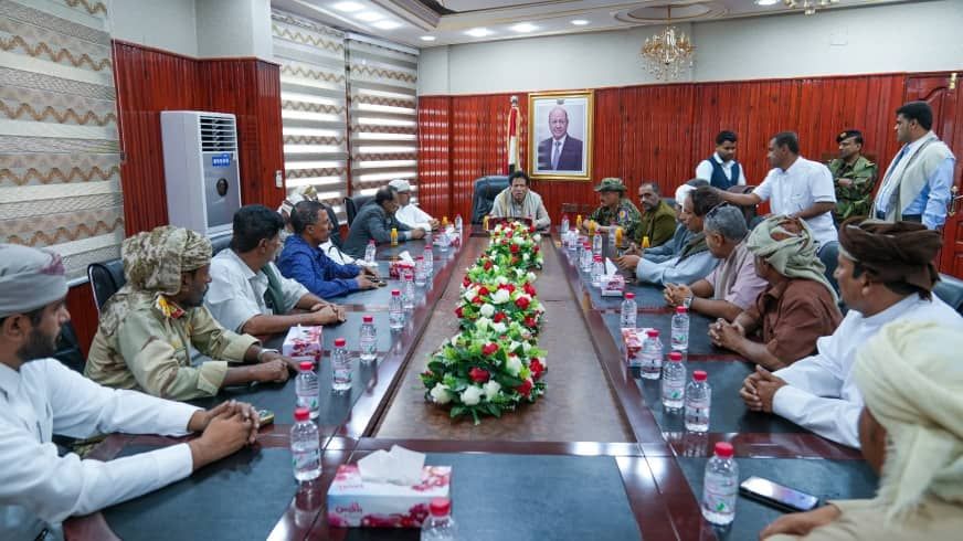 محافظ المهرة يلتقي اللواء باعش وقيادات المجلس الانتقالي ويؤكد أهمية توحيد الجهود للحفاظ على الأمن والاستقرار