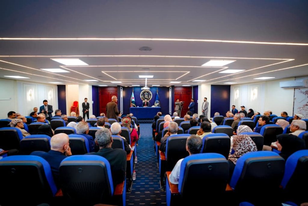 الرئيس الزُبيدي يعقد اجتماعًا موسعًا بقيادات المجلس الانتقالي الجنوبي