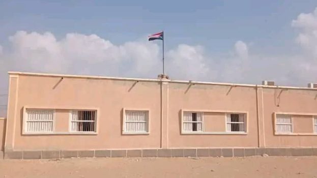 سيحوت تحتفي برفع علم الجنوب العربي على مبنى السلطة المحلية