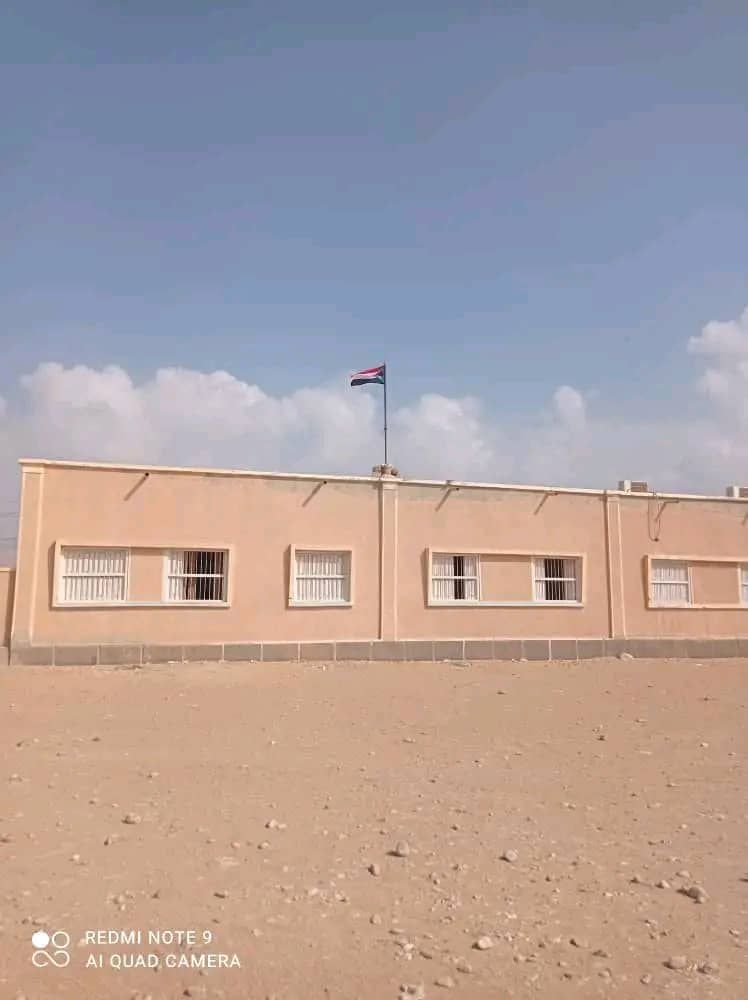 سيحوت تحتفي برفع علم الجنوب العربي على مبنى السلطة المحلية