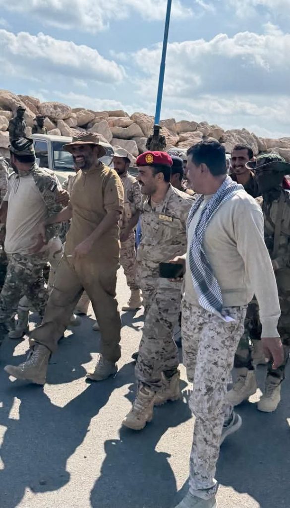 قائد محور الغيضة وقائد اللواء السادس دعم وإسناد يتفقدان القوات العسكرية في ميناء نشطون ويؤكدان جاهزية الوحدات لحماية السواحل والممرات البحرية