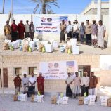 انتقالي المهرة يدشّن توزيع السلال الغذائية للأسر الأشد احتياجًا في مديرتي سيحوت والمسيلة