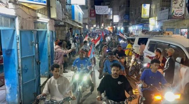 مسيرة جماهيرية بالمكلا دعمًا لقرارات الرئيس الزُبيدي الليلة